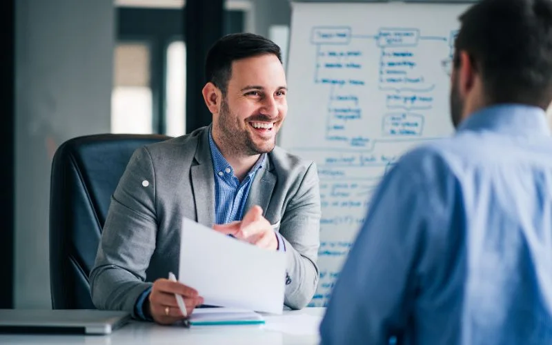 Two-people-are-talking-in-an-office