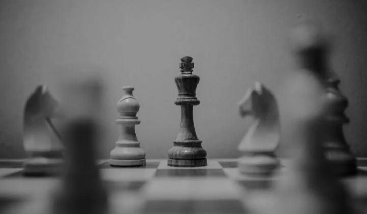 black-and-white-image-of-chess-pieces-on-a-board