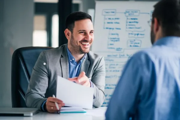 Two-people-are-talking-in-an-office