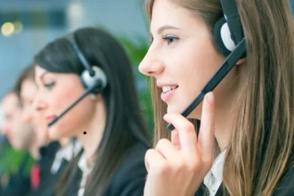 b2b-customer-care-girl-wearing-headphones